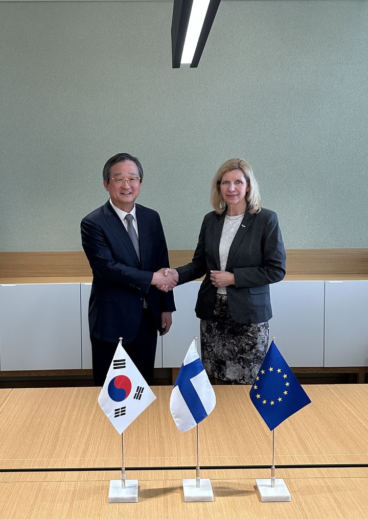 [서울=뉴시스] 정병원 외교부 차관보는 9일(현지시간) 핀란드 헬싱키에서 오우티 홀로파이넨 핀란드 외교부 외교안보정책 차관보와 제12차 한-핀란드 정책협의회를 개최했다. (사진=외교부 제공) 2025.04.10 *재판매 및 DB 금지