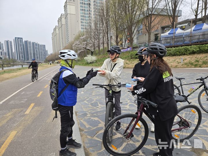 [안양=뉴시스] 안양시는 최근 관내 안양천 쌍개울 문화광장에서 자전거 안전문화 캠페인을 했다. (사진=안양시 제공).2025.04.10. photo@newsis.com *재판매 및 DB 금지