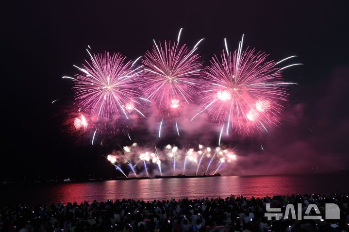 [포항=뉴시스] 송종욱 기자 = 포항시는 오는 5월30일부터 3일간 열릴 예정이었던 포항국제불빛축제를 대선으로 연기해 6월20일부터 3일간 개최한다. 사진은 지난해 포항불빛축제 모습. (사진=포항시 제공) 2025.04.10. photo@newsis.com