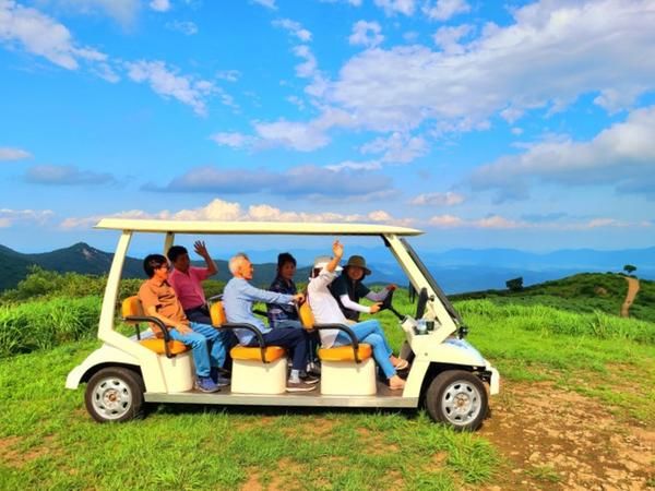 [합천=뉴시스] 합천군 황매산 철쭉제 교통 약자 전동카트 (사진=합천군 제공) 2025. 04. 10. photo@newsis.com *재판매 및 DB 금지