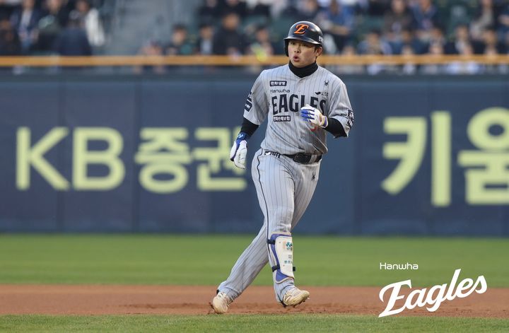 [서울=뉴시스] 프로야구 한화 이글스 문현빈이 10일 잠실구장에서 열린 2025 신한 쏠뱅크 KBO리그 두산 베어스와의 경기에 안타를 치고 나가 출루해 상대 투수를 지켜보고 있다. (사진=한화 이글스 제공) 2025.04.10. *재판매 및 DB 금지