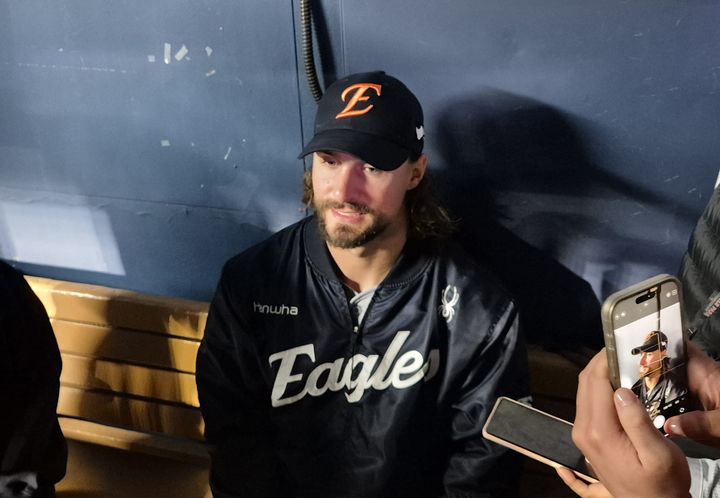 [서울=뉴시스] 문채현 기자 = 프로야구 한화 이글스 라이언 와이스가 10일 잠실구장에서 열린 2025 신한 쏠뱅크 KBO리그 두산 베어스와의 경기에서 승리 투수에 오른 뒤 취재진과 인터뷰를 진행하고 있다. 2025.04.10. dal@newsis.com *재판매 및 DB 금지