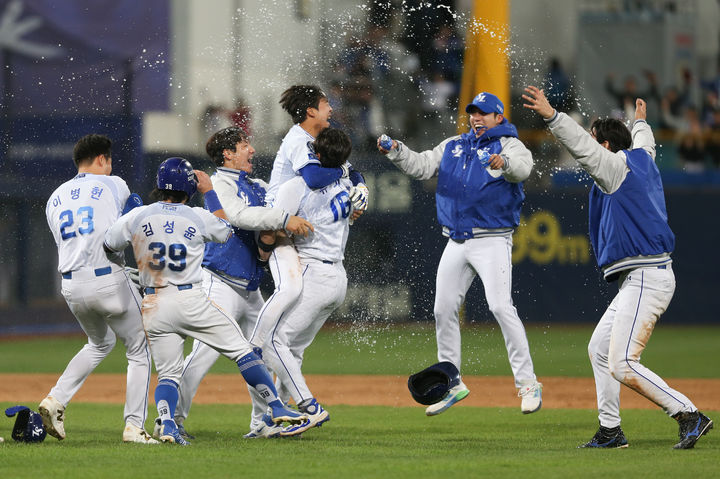 [서울=뉴시스] 프로야구 삼성 라이온즈 선수단이 10일 대구 삼성라이온즈파크에서 벌어진 SSG 랜더스와의 경기에서 10회말 양도근이 끝내기 안타를 친 뒤 기뻐하고 있다. 2025.04.10 (사진 = 삼성 라이온즈 제공) *재판매 및 DB 금지