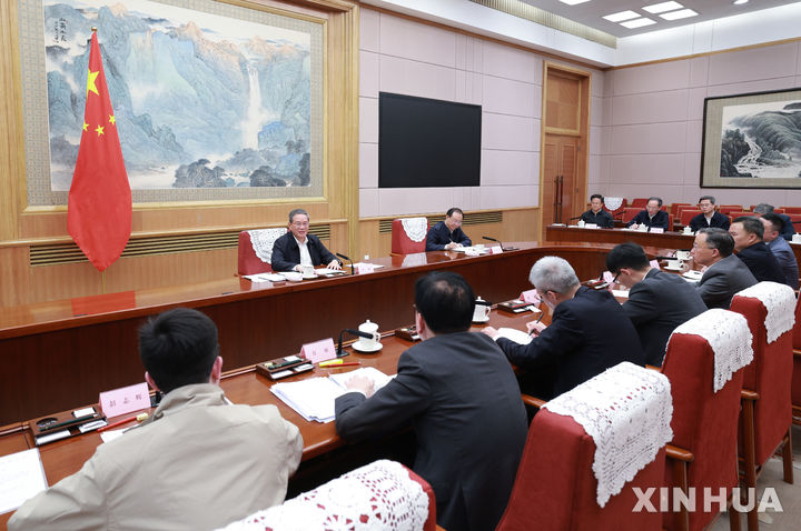 [베이징=신화/뉴시스] 리창 중국 국무원 총리가 9일 경제 전문가와 기업가들과 함께 좌담회를 열고 현 경제 상황과 향후 경제 정책 등에 대해 의견을 교환했다. 2025.04.10