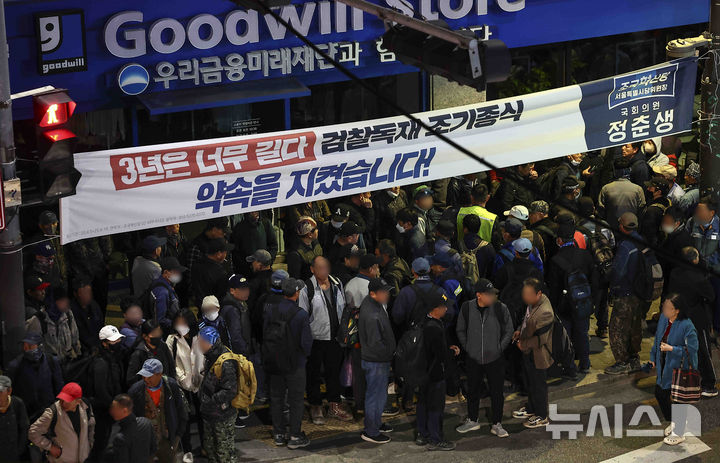 [서울=뉴시스] 김근수 기자 = 서울 구로구 남구로역 인근 인력시장에서 건설 일용직 노동자들이 일자리를 구하기 위해 장사진을 이루고 있다. 2025.04.10. ks@newsis.com