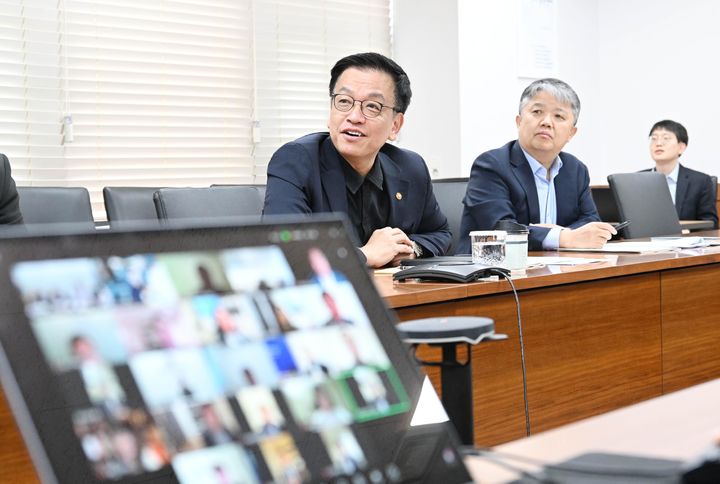 [서울=뉴시스] 최상목 부총리 겸 기획재정부 장관이 10일 서울 종로구 정부서울청사에서 재정경제금융관 회의를 화상으로 주재하고 있다. (사진=기획재정부 제공) 2025.04.10. photo@newsis.com *재판매 및 DB 금지