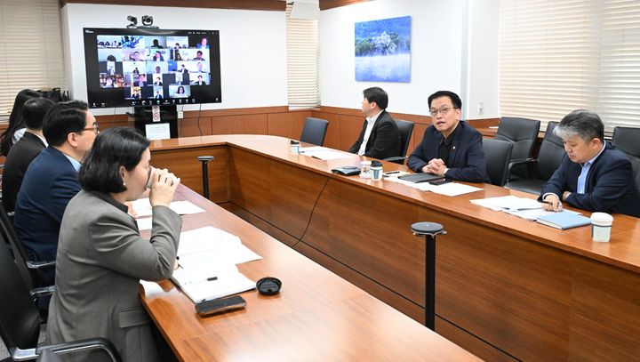 [서울=뉴시스] 최상목 부총리 겸 기획재정부 장관이 10일 서울 종로구 정부서울청사에서 재정경제금융관 회의를 화상으로 주재하고 있다. (사진=기획재정부 제공) 2025.04.10. photo@newsis.com *재판매 및 DB 금지