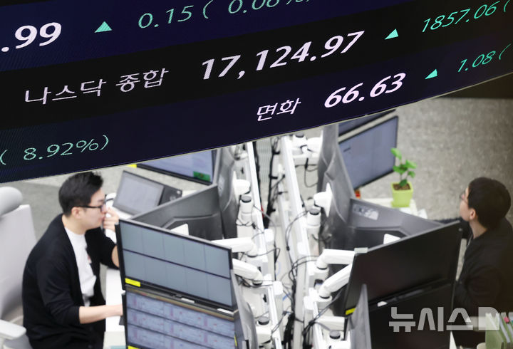 [서울=뉴시스] 홍효식 기자 = 10일 서울 중구 하나은행 딜림품 전광판에 나스닥 지수가 표시되고 있다. 도널드 트럼프 미국 대통령이 중국을 제외한 모든 국가에 상호 관세 부과를 90일간 유예하겠다는 방침을 밝히면서 나스닥을 비롯한 3대 증시 지수가 폭등했다. 나스닥 지수는 전장보다 1,857.06포인트(12.16%) 급등한 17,124.97에 마감했다. 2025.04.10. yesphoto@newsis.com