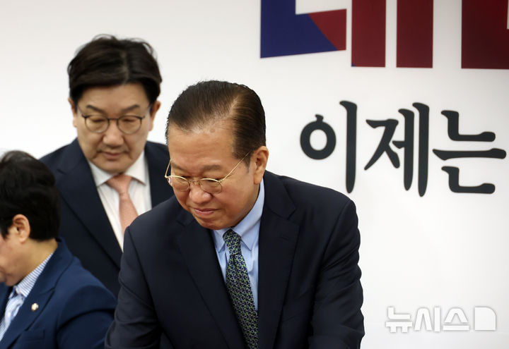 [서울=뉴시스] 고승민 기자 = 권영세 국민의힘 비상대책위원장과 권성동 워내대푝 10일 서울 여의도 국회에서 열린 비상대책위원회의에 참석하고 있다. 2025.04.10. kkssmm99@newsis.com