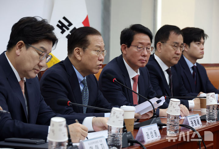 [서울=뉴시스] 고승민 기자 = 권영세 국민의힘 비상대책위원장이 10일 서울 여의도 국회에서 열린 비상대책위원회의에서 발언하고 있다. 2025.04.10. kkssmm99@newsis.com