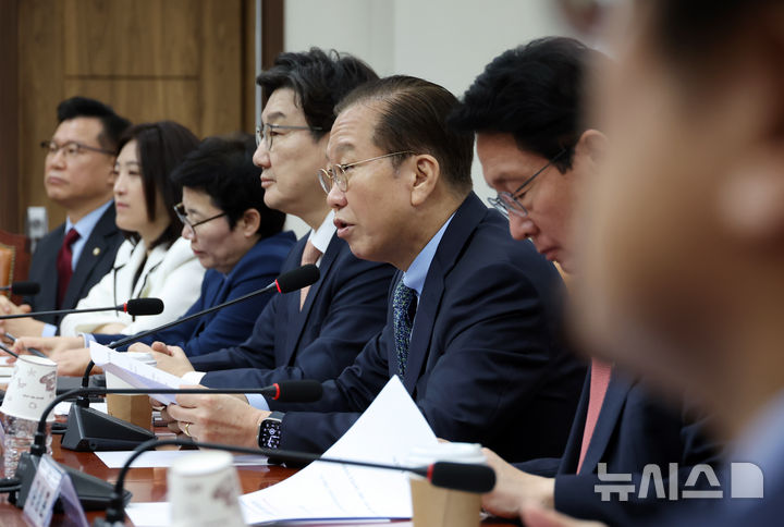 [서울=뉴시스] 고승민 기자 = 권영세 국민의힘 비상대책위원장이 10일 서울 여의도 국회에서 열린 비상대책위원회의에서 발언하고 있다. 2025.04.10. kkssmm99@newsis.com