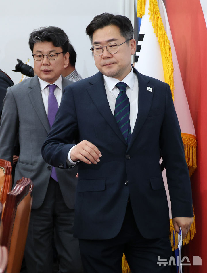 [서울=뉴시스] 조성우 기자 = 박찬대 당대표 직무대행 겸 원내대표 등 원내지도부가 10일 오전 서울 여의도 국회에서 열린 정책조정회의에 참석하고 있다. 2025.04.10. xconfind@newsis.com