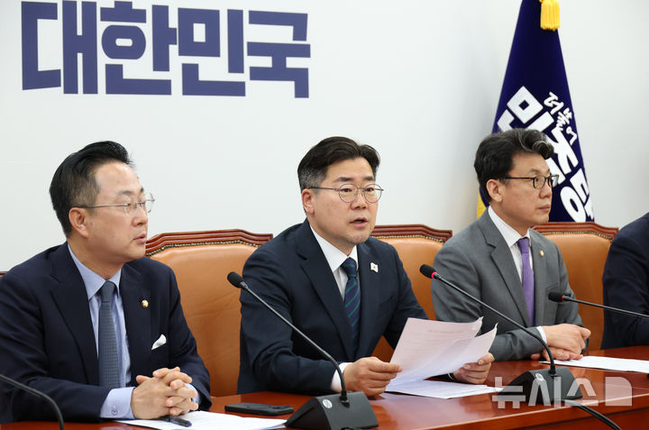 [서울=뉴시스] 조성우 기자 = 박찬대(가운데) 당대표 직무대행 겸 원내대표가 10일 오전 서울 여의도 국회에서 열린 정책조정회의에서 발언하고 있다. 2025.04.10. xconfind@newsis.com