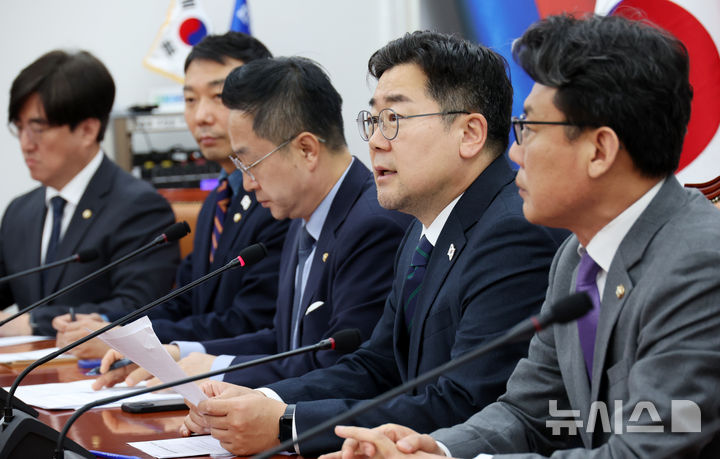 [서울=뉴시스] 조성우 기자 = 박찬대(오른쪽 두 번째) 당대표 직무대행 겸 원내대표가 10일 오전 서울 여의도 국회에서 열린 정책조정회의에서 발언하고 있다. 2025.04.10. xconfind@newsis.com