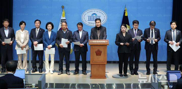 [서울=뉴시스] 권창회 기자 = 농림축산식품해양수산위원회 소속 더불어민주당 서삼석 의원을 비롯한 위원들이 10일 오전 서울 여의도 국회 소통관에서 열린 농업민생 입법 및 한미 농업통상 현안 관련 기자회견에서 발언을 하고 있다. 2025.04.10. kch0523@newsis.com