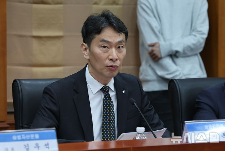 [서울=뉴시스] 황준선 기자 = 이복현 금융감독원장이 10일 오전 서울 여의도 금융투자협회에서 열린 금융감독원장-자산운용사 CEO 간담회에서 발언하고 있다. 2025.04.10. hwang@newsis.com