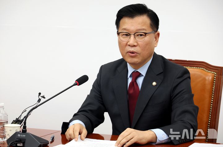 [서울=뉴시스] 조성봉 기자 = 이양수 국민의힘 대선후보 경선 선거관리위원회 부위원장이 10일 오전 서울 여의도 국회에서 선관위 회의 결과를 발표하고 있다. 2025.04.10. suncho21@newsis.com