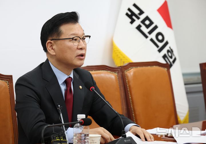 [서울=뉴시스] 조성봉 기자 = 이양수 국민의힘 대선후보 경선 선거관리위원회 부위원장이 10일 오전 서울 여의도 국회에서 선관위 회의 결과를 발표하고 있다. 2025.04.10. suncho21@newsis.com