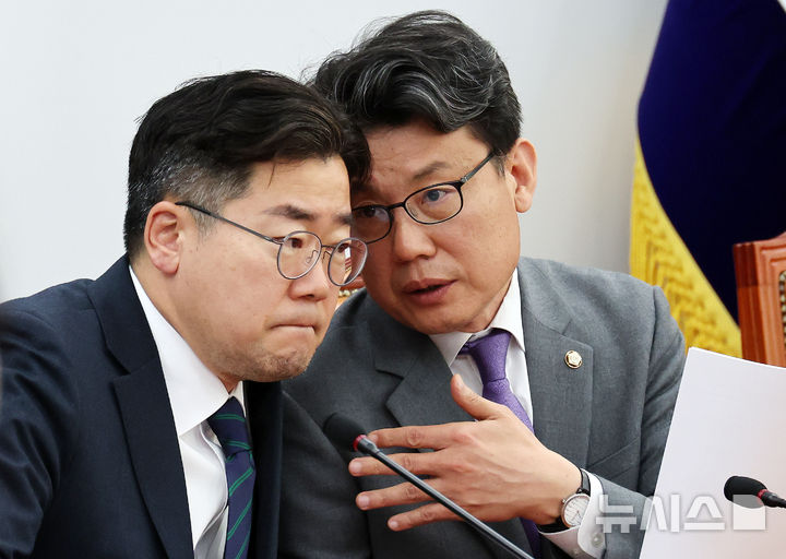 [서울=뉴시스] 조성우 기자 = 박찬대(왼쪽) 당대표 직무대행 겸 원내대표가 10일 오전 서울 여의도 국회에서 열린 정책조정회의에서 진성준 정책위의장과 대화하고 있다. 2025.04.10. xconfind@newsis.com