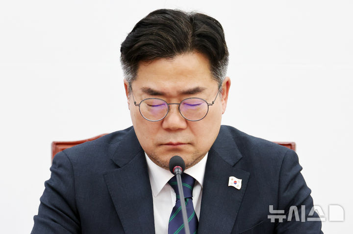 [서울=뉴시스] 조성우 기자 = 박찬대 당대표 직무대행 겸 원내대표가 10일 오전 서울 여의도 국회에서 열린 정책조정회의에서 잠시 생각에 잠겨 있다. 2025.04.10. xconfind@newsis.com