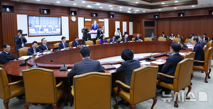 [서울=뉴시스] 최진석 기자 = 한덕수 대통령 권한대행 국무총리가 10일 정부서울청사에서 열린 국정현안관계장관회의를 주재하고 있다. 2025.04.10. myjs@newsis.com