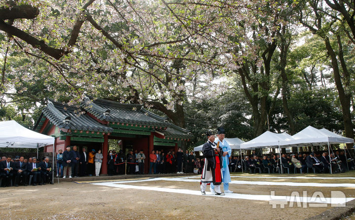 [제주=뉴시스] 우장호 기자 = 10일 오전 탐라국 개국신화가 깃든 제주시 삼성혈에서 탐라국을 세운 고(高)·양(梁)·부(夫) 삼을나(三乙那) 3성(姓)을 기리는 춘기대제가 봉행되고 있다. 2025.04.10. woo1223@newsis.com