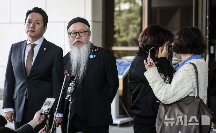 [서울=뉴시스] 고(故) 이예람 중사 아버지 이주완 씨가 지난해 4월 10일 서울 서초구 대법원에서 열린 고(故) 이 중사 사건 수사에 부당 개입한 혐의를 받는 전익수 전 공군본부 법무실장에 대한 상고심 선고를 마친 뒤 열린 기자회견에서 입장을 발표하고 있다. 이날 대법원 2부(주심 오경미 대법관)는 특정범죄 가중처벌법상 면담강요 혐의로 기소된 전씨에게 무죄를 선고한 원심판결을 확정했다. (사진=뉴시스DB). photo@newsis.com