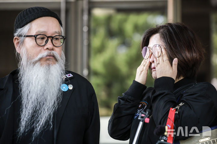 [서울=뉴시스] 정병혁 기자 = 고(故) 이예람 중사 어머니 박순정 씨가 지난달 10일 서울 서초구 대법원에서 열린 고(故) 이 중사 사건 수사에 부당 개입한 혐의를 받는 전익수 전 공군본부 법무실장에 대한 상고심 선고를 마친 뒤 열린 기자회견에서 눈물을 닦고 있다. 이날 대법원 2부(주심 오경미 대법관)는 특정범죄 가중처벌법상 면담강요 혐의로 기소된 전씨에게 무죄를 선고한 원심판결을 확정했다. 2025.04.10. jhope@newsis.com