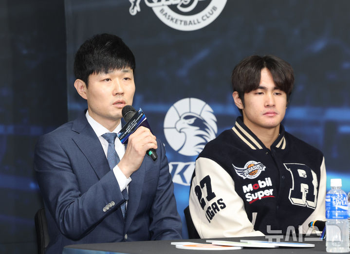 [서울=뉴시스] 김명년 기자 = 강혁 대구 한국가스공사 감독이 10일 오전 서울 강남구 KBL센터에서 열린 2024-2025 KCC 프로농구 플레이오프 미디어데이에서 출사표를 던지고 있다. 2025.04.10. kmn@newsis.com