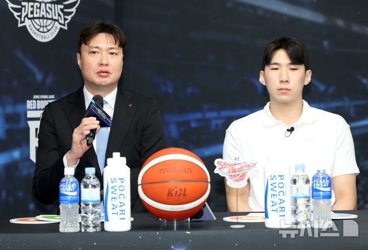 [서울=뉴시스] 김명년 기자 = 송영진 수원 KT 감독이 10일 오전 서울 강남구 KBL센터에서 열린 2024-2025 KCC 프로농구 플레이오프 미디어데이에서 출사표를 던지고 있다. 2025.04.10. kmn@newsis.com