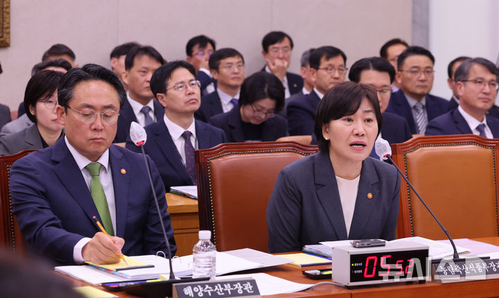 [서울=뉴시스] 권창회 기자 = 송미령 농림축산식품부 장관이 10일 오전 서울 여의도 국회에서 열린 농림축산식품해양수산위원회 전체회의에서 의원질의에 답하고 있다. 2025.04.10. kch0523@newsis.com