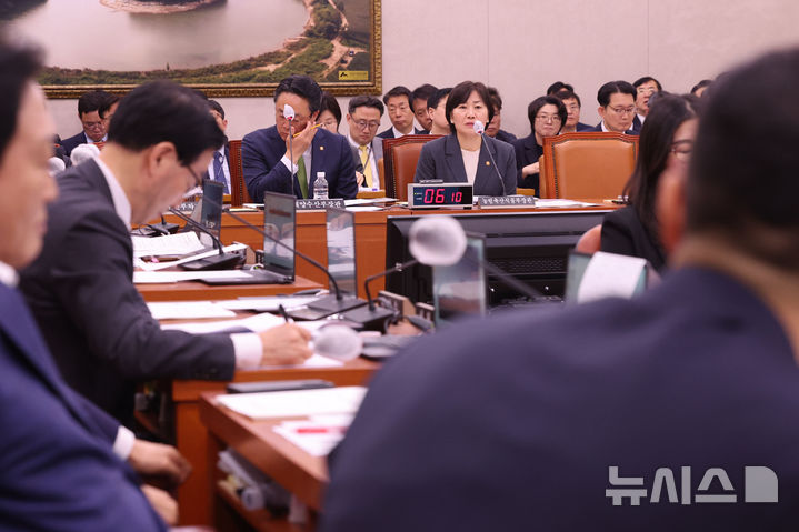 [서울=뉴시스] 권창회 기자 = 송미령 농림축산식품부 장관이 10일 오전 서울 여의도 국회에서 열린 농림축산식품해양수산위원회 전체회의에서 의원질의에 답하고 있다. 2025.04.10. kch0523@newsis.com