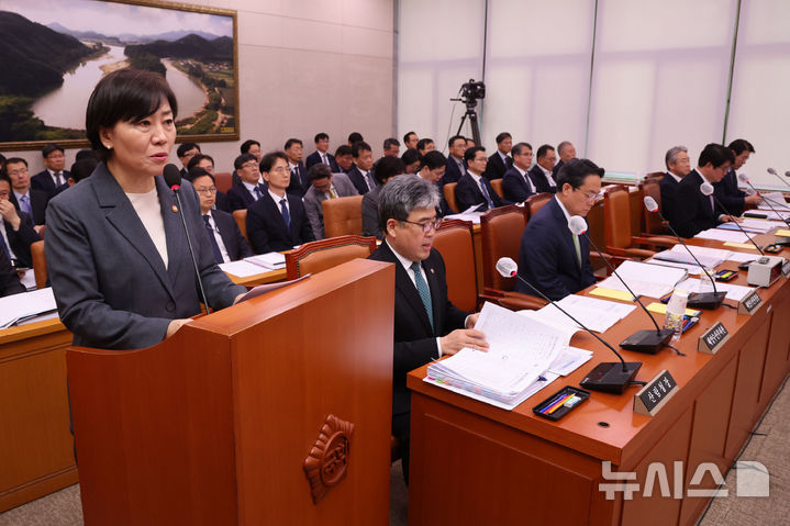 [서울=뉴시스] 권창회 기자 = 송미령 농림축산식품부 장관이 10일 오전 서울 여의도 국회에서 열린 농림축산식품해양수산위원회 전체회의에서 산불 피해지역 농업인 지원대책 현안보고를 하고 있다. 2025.04.10. kch0523@newsis.com