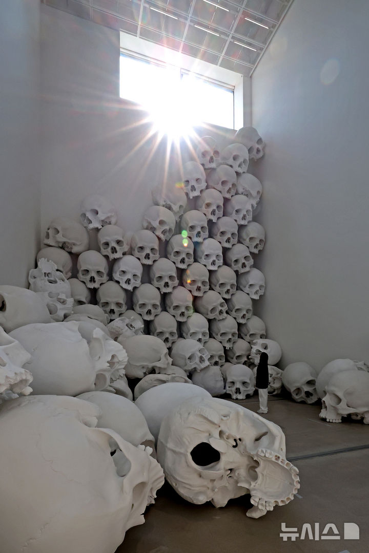 [서울=뉴시스] 박진희 기자 = 국립현대미술관과 까르띠에 현대미술재단은 10일 서울 종로구 국립현대미술관 서울에서 한국 최초로 호주 출신 작가 론 뮤익(Ron Mueck)의 개인전 기자간담회를 갖고 작품 '매스'를 선보이고 있다. 2025.04.10. pak7130@newsis.com