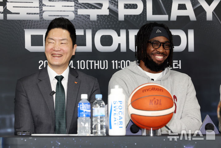 [서울=뉴시스] 김명년 기자 = 서울 SK 자밀워니가 10일 오전 서울 강남구 KBL센터에서 열린 2024-2025 KCC 프로농구 플레이오프 미디어데이에서 거취 관련 물음에 웃음을 지어보이고 있다. 2025.04.10. kmn@newsis.com