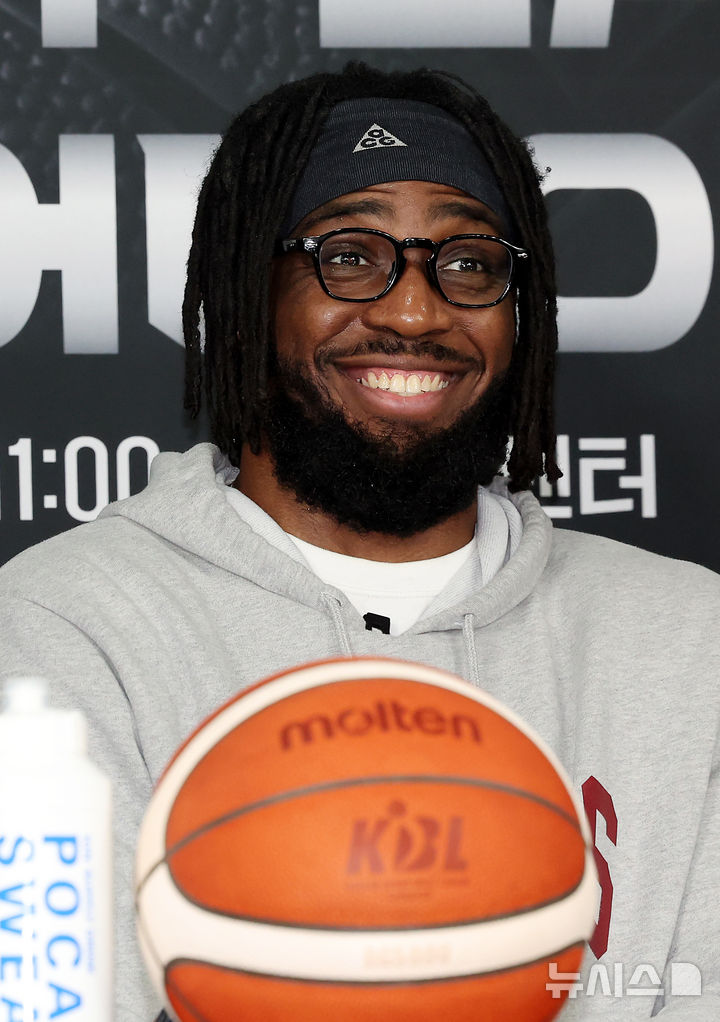 [서울=뉴시스] 김명년 기자 = 서울 SK 자밀워니가 10일 오전 서울 강남구 KBL센터에서 열린 2024-2025 KCC 프로농구 플레이오프 미디어데이에서 거취 관련 물음에 웃음을 지어보이고 있다. 2025.04.10. kmn@newsis.com