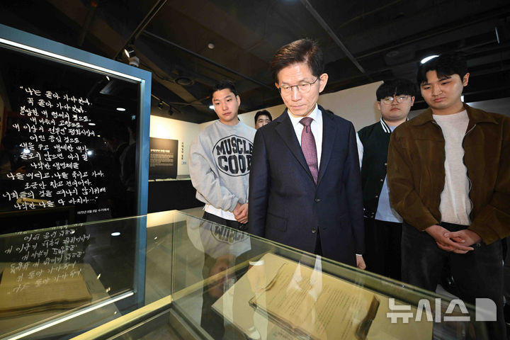 [서울=뉴시스] 김근수 기자 = 대선 출마를 선언한 김문수 전 고용노동부 장관이 10일 서울 종로구 전태일기념관에서 청년들과 전시관을 둘러보고 있다. (공동취재) 2025.04.10. photo@newsis.com
