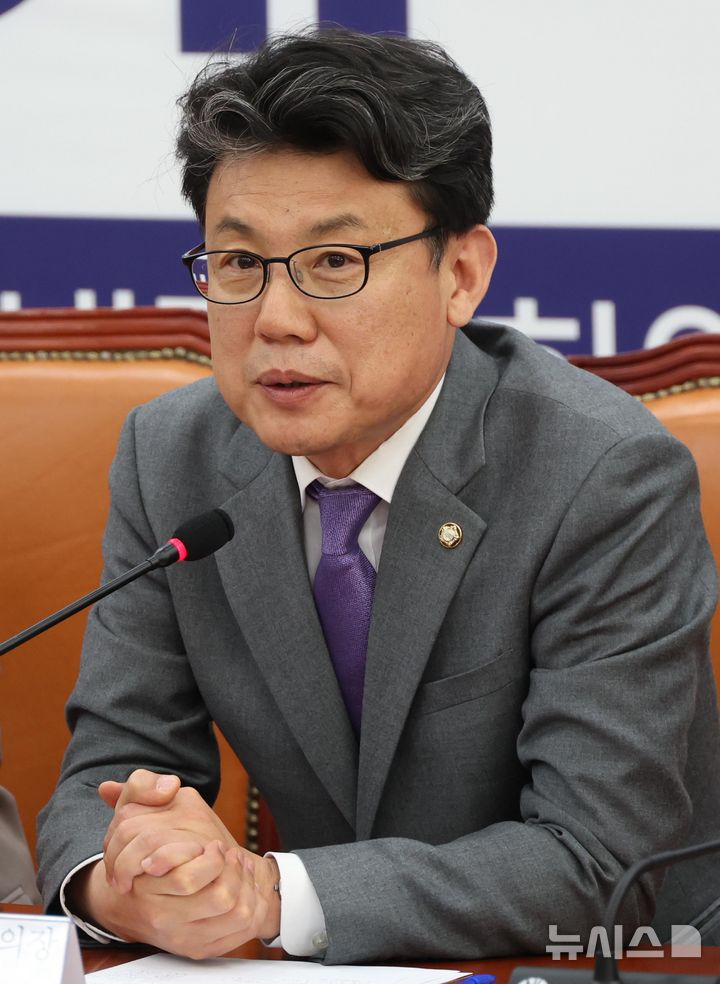 [서울=뉴시스] 조성봉 기자= 진성준 더불어민주당 정책위의장이 지난 10일 오전 서울 여의도 국회에서 열린 연금개혁 특별위원회 출범식 및 1차 회의에서 축사를 하고 있다. 2025.04.10. suncho21@newsis.com