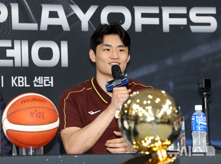 [서울=뉴시스] 김명년 기자 = 창원 LG 유기상이 지난 10일 오전 서울 강남구 KBL센터에서 열린 2024-2025 KCC 프로농구 플레이오프 미디어데이에서 출사표를 던지고 있다. 2025.04.10. kmn@newsis.com