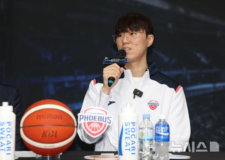 [서울=뉴시스] 김명년 기자 = 울산 현대모비스 이우석이 10일 오전 서울 강남구 KBL센터에서 열린 2024-2025 KCC 프로농구 플레이오프 미디어데이에서 출사표를 던지고 있다. 2025.04.10. kmn@newsis.com