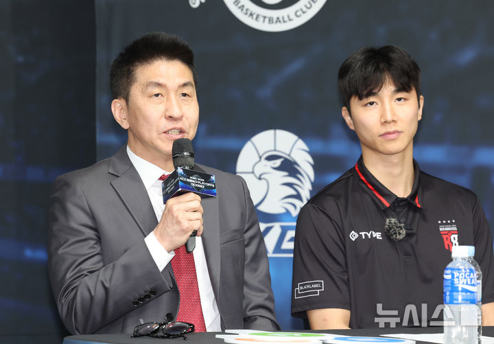 [서울=뉴시스] 김명년 기자 = 김상식 안양 정관장 감독이 10일 오전 서울 강남구 KBL센터에서 열린 2024-2025 KCC 프로농구 플레이오프 미디어데이에서 출사표를 던지고 있다. 2025.04.10. kmn@newsis.com