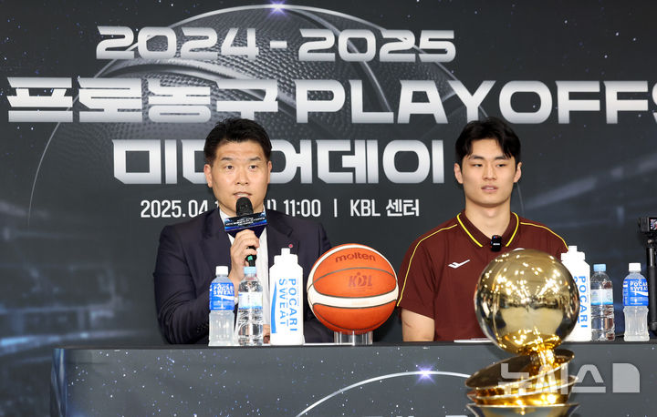 [서울=뉴시스] 김명년 기자 = 조상현 창원 LG 감독이 10일 오전 서울 강남구 KBL센터에서 열린 2024-2025 KCC 프로농구 플레이오프 미디어데이에서 출사표를 던지고 있다. 2025.04.10. kmn@newsis.com