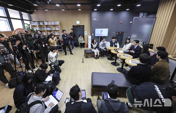 [서울=뉴시스] 김근수 기자 = 김문수 전 고용노동부 장관이 10일 서울 종로구 아름다운 청년 전태일 기념관에서 열린 청년들과 간담회에서 발언하고 있다. 2025.04.10. ks@newsis.com