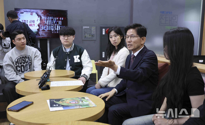 [서울=뉴시스] 김근수 기자 = 김문수 전 고용노동부 장관이 10일 서울 종로구 아름다운 청년 전태일 기념관에서 열린 청년들과 간담회에서 발언하고 있다. 2025.04.10. ks@newsis.com