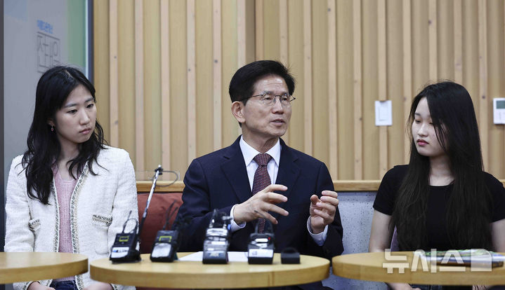 [서울=뉴시스] 김근수 기자 = 김문수 전 고용노동부 장관이 10일 서울 종로구 아름다운 청년 전태일 기념관에서 열린 청년들과 간담회에서 발언하고 있다. 2025.04.10. ks@newsis.com