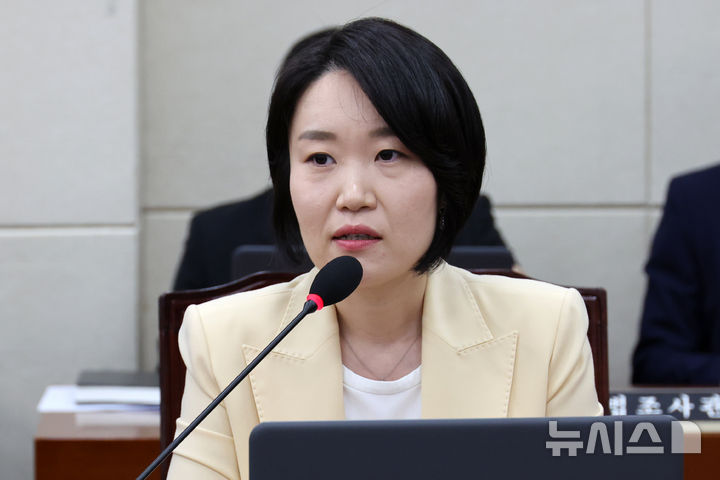 [서울=뉴시스] 조성우 기자 =지난 10일 오전 서울 여의도 국회에서 열린 기후위기 특별위원회 전체회의에서 이소영 더불어민주당 간사가 인사말을 하고 있다. 2025.04.10. xconfind@newsis.com