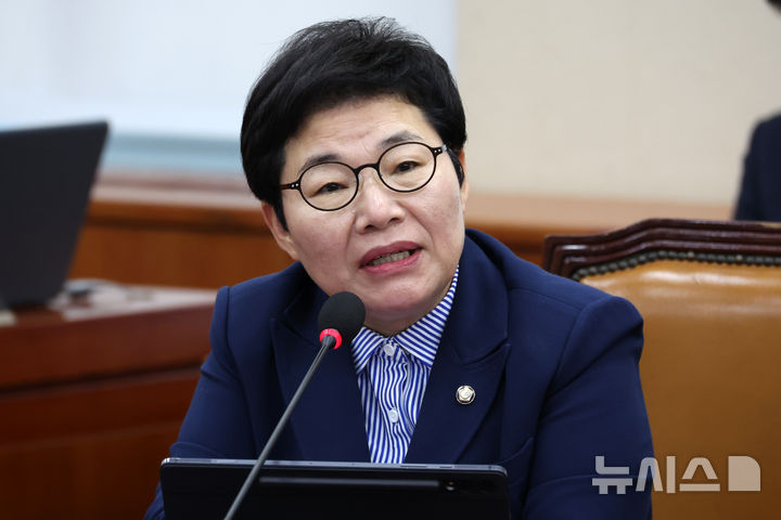 [서울=뉴시스] 조성우 기자 = 10일 오전 서울 여의도 국회에서 열린 기후위기 특별위원회 전체회의에서 임이자 국민의힘 간사가 인사말을 하고 있다. 2025.04.10. xconfind@newsis.com