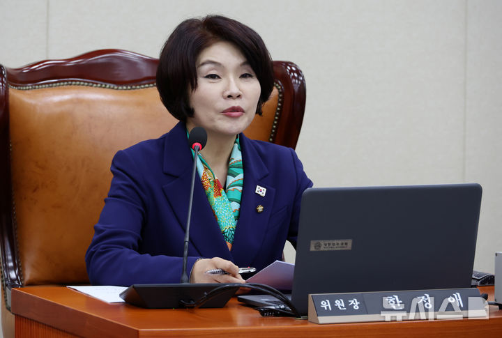 [서울=뉴시스] 조성우 기자 = 지난 4월10일 오전 서울 여의도 국회에서 열린 기후위기 특별위원회 전체회의에서 한정애 위원장이 발언하고 있다. 2025.04.10. xconfind@newsis.com