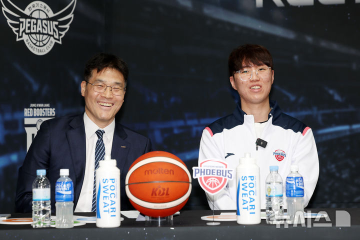 [서울=뉴시스] 김명년 기자 = 울산 현대모비스 이우석과 조동현 감독이 10일 오전 서울 강남구 KBL센터에서 열린 2024-2025 KCC 프로농구 플레이오프 미디어데이에서 환하게 웃고 있다. 2025.04.10. kmn@newsis.com