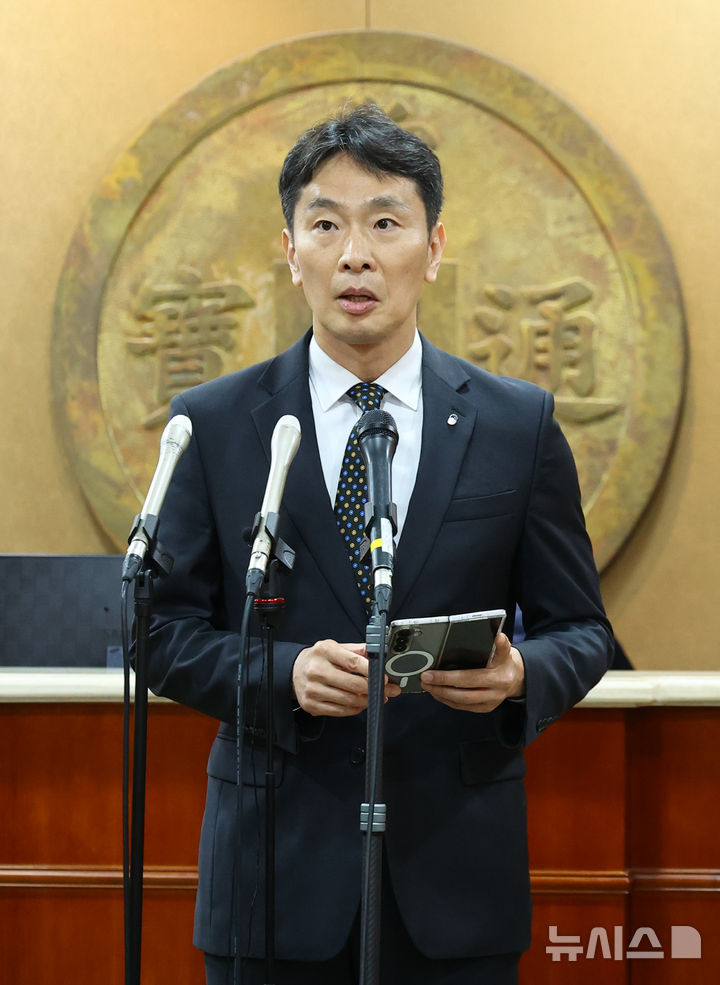 [서울=뉴시스] 황준선 기자 = 이복현 금융감독원장이 10일 오전 서울 여의도 금융투자협회에서 열린 금융감독원장-자산운용사 CEO 간담회를 마친 뒤 열린 백브리핑에서 취재진의 질문에 답변하고 있다. 2025.04.10. hwang@newsis.com